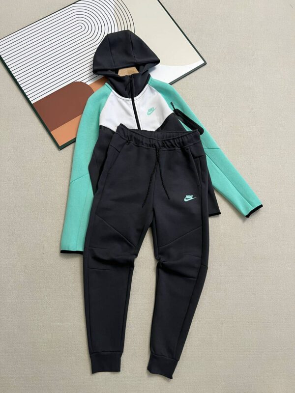 Nike Tech Windrunner von Grav1ty